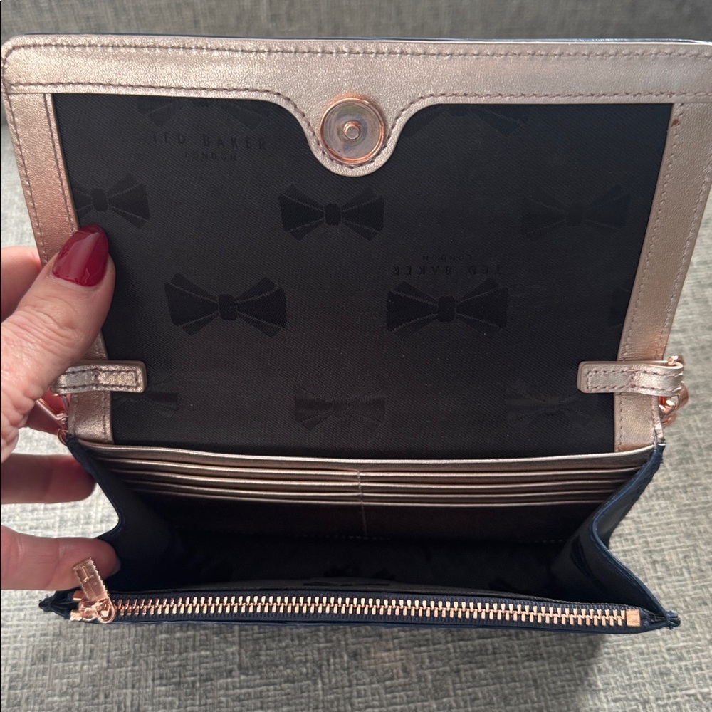 Chic Navy Clutch with Rose Gold Chain - Picture 4 of 9